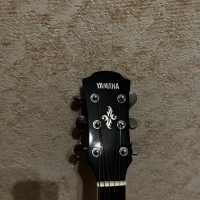 出民谣电箱吉他，雅马哈A系列40寸民谣吉他，几乎全新，功能完好无维修。黑色烤漆外观，金色边框点缀，音色通透。琴身保养很好，音准稳定，手感舒适。  闲置在家，诚心出售，非诚勿扰。基辅自提优先，有需要的朋友欢迎咨询