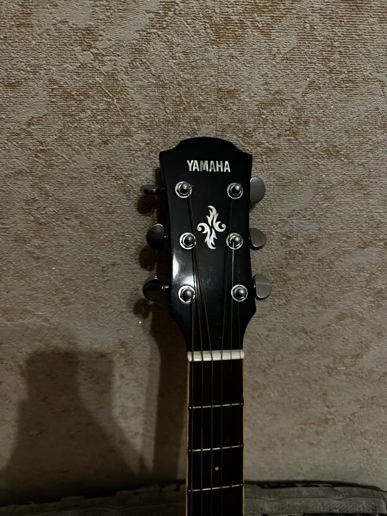 出民谣电箱吉他，雅马哈A系列40寸民谣吉他，几乎全新，功能完好无维修。黑色烤漆外观，金色边框点缀，音色通透。琴身保养很好，音准稳定，手感舒适。  闲置在家，诚心出售，非诚勿扰。基辅自提优先，有需要的朋友欢迎咨询